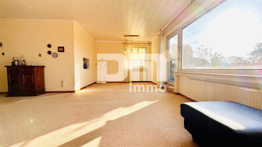 Barrierearme Terrassenwohnung mit Schwimm / Spa-Saunabereich, Garage in gesuchter Lage - Wohn / Essbereich / Zugang Dachterrasse